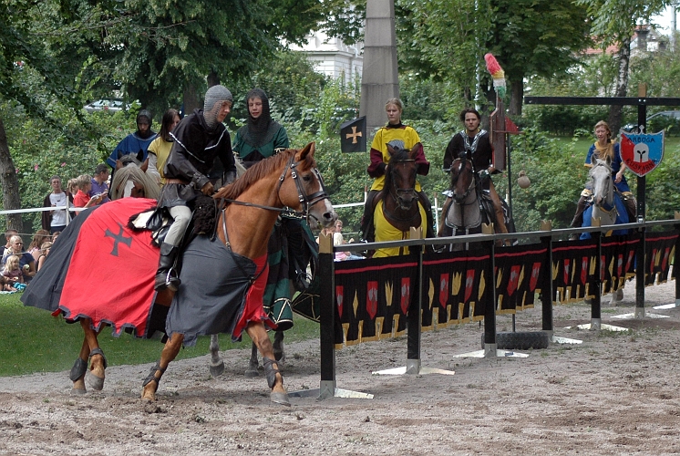 2005_0813 (03).JPG - Uppvärmning inför Riddarspelet